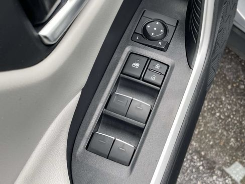 Used 2022 Toyota RAV4 XLE AWD/4WD image 6