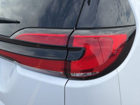 Used 2024 Chrysler Pacifica Touring-L FWD image 17