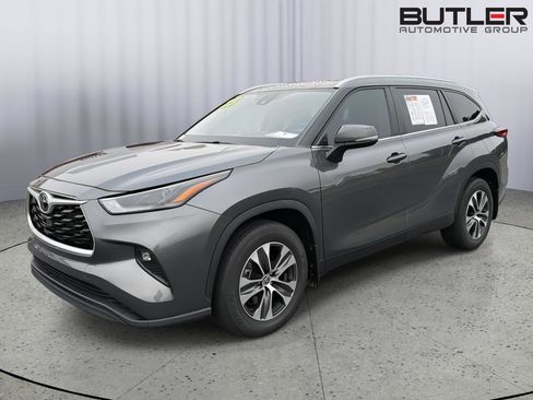 Used 2023 Toyota Highlander XLE FWD image 2