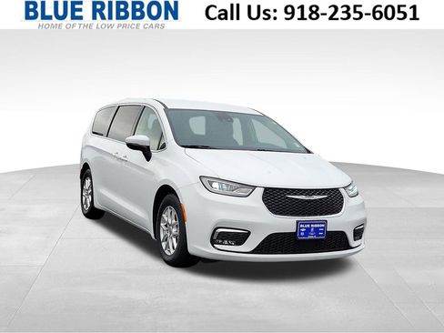 Used 2023 Chrysler Pacifica Touring-L FWD image 1