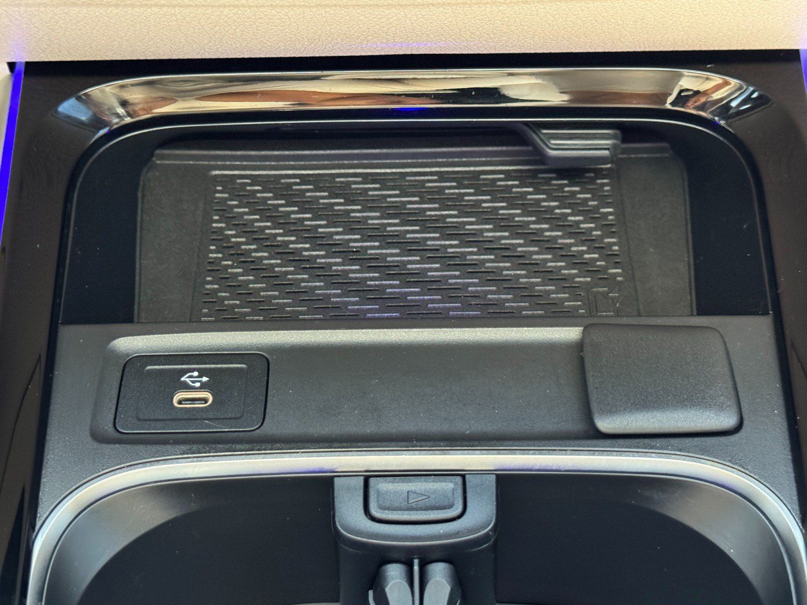 Used 2024 Mercedes-Benz GLB 250 w/ Exclusive Package image 34