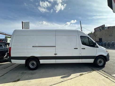 Used 2022 Mercedes-Benz Sprinter 2500 image 10