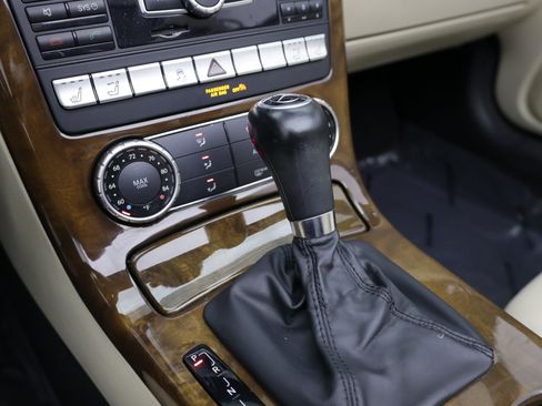 Used 2015 Mercedes-Benz SLK 250 image 19