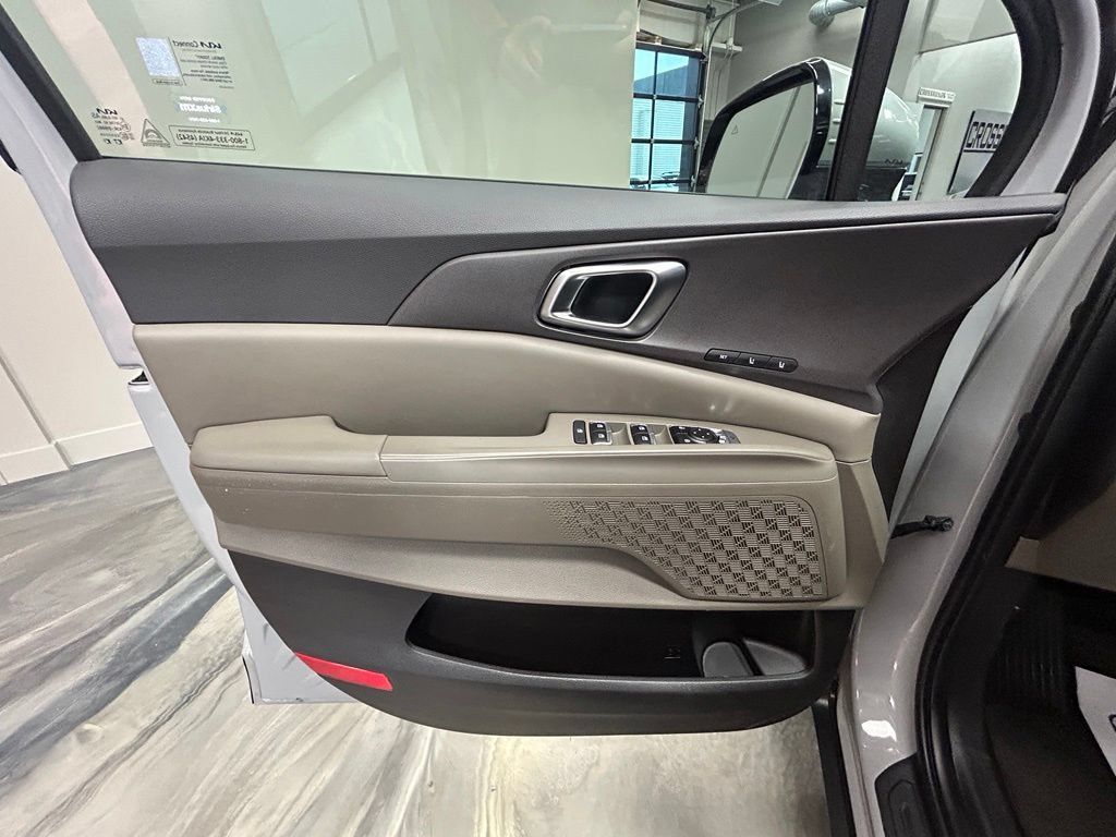 Used 2025 Kia Carnival EX FWD image 54