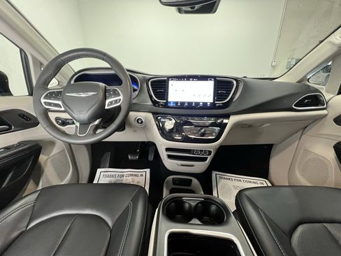 Used 2024 Chrysler Pacifica Touring-L image 11