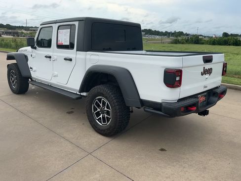 Used 2024 Jeep Gladiator Rubicon AWD/4WD image 7