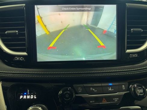 Used 2021 Chrysler Pacifica Touring-L FWD image 15