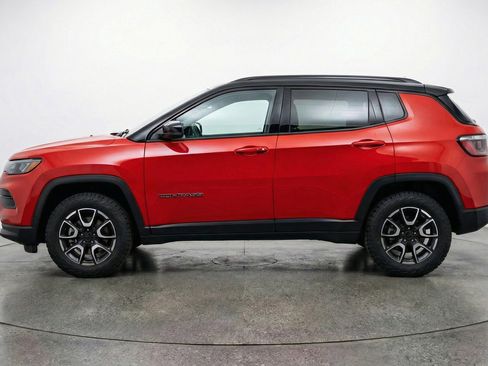 Used 2025 Jeep Compass Trailhawk AWD/4WD image 5