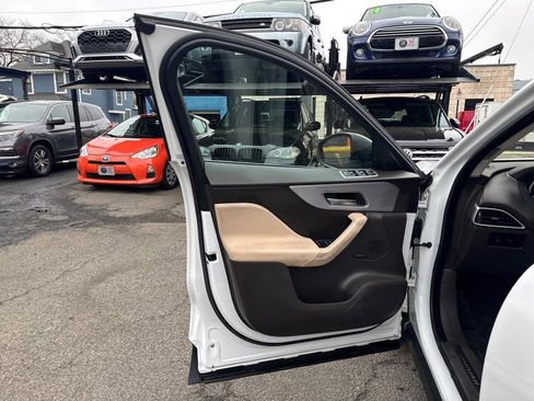 Used 2017 Jaguar F-PACE Prestige image 10