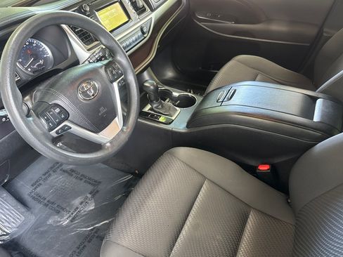 Used 2017 Toyota Highlander LE FWD image 4