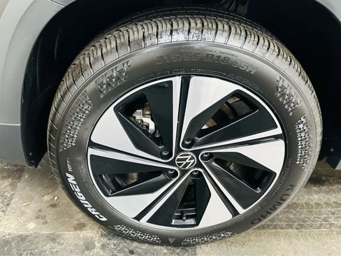 Certified 2025 Volkswagen Taos SE image 29