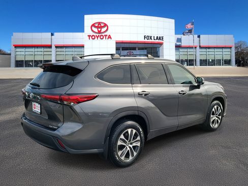 Used 2022 Toyota Highlander XLE image 4