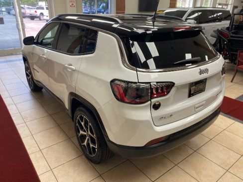 Used 2025 Jeep Compass Limited AWD/4WD image 3