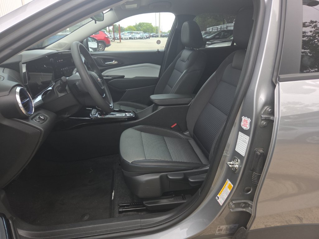 Used 2026 Chevrolet Trax LT FWD image 3