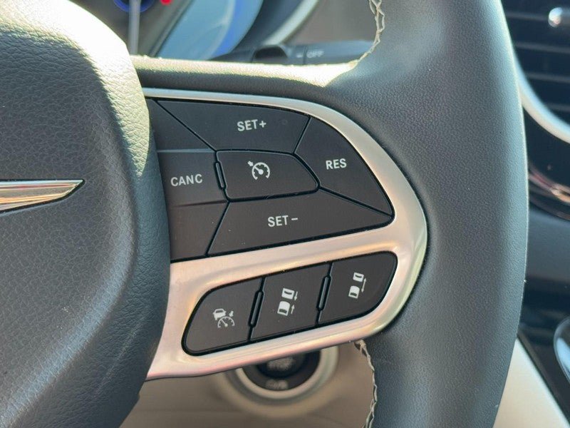 Used 2024 Chrysler Pacifica Touring-L FWD image 22