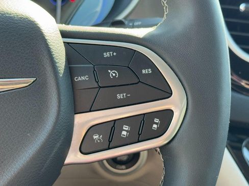 Used 2024 Chrysler Pacifica Touring-L FWD image 22