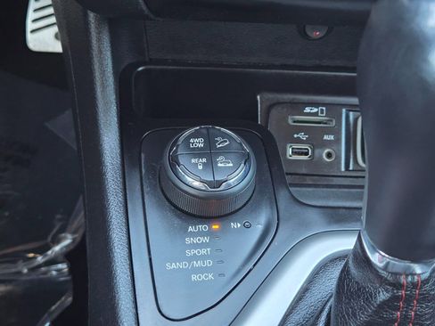 Used 2016 Jeep Cherokee Trailhawk w/ Cold Weather Group image 23