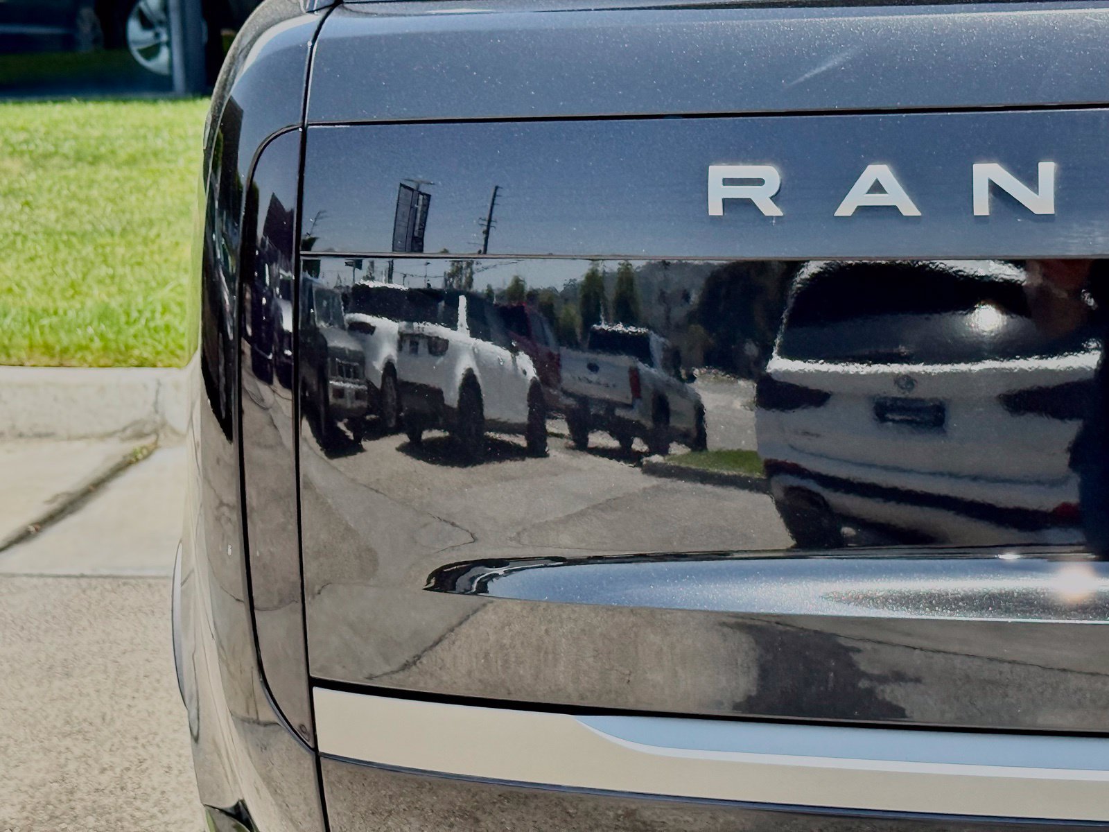 Used 2024 Land Rover Range Rover SE AWD/4WD image 11
