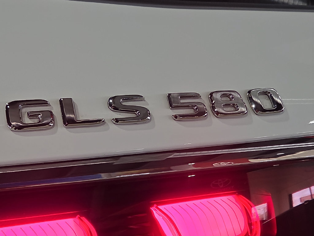 Used 2024 Mercedes-Benz GLS 580 4MATIC image 11