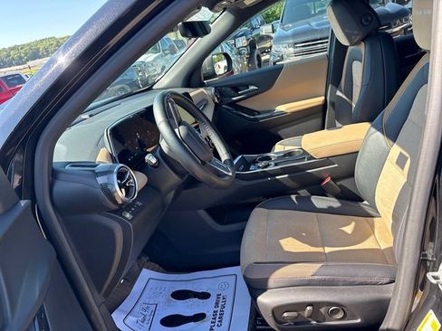 Used 2025 Chevrolet Equinox ACTIV w/ Safety and Technology Package AWD/4WD image 8