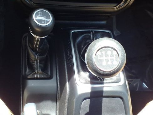 Used 2018 Jeep Wrangler Unlimited Sahara AWD/4WD image 15