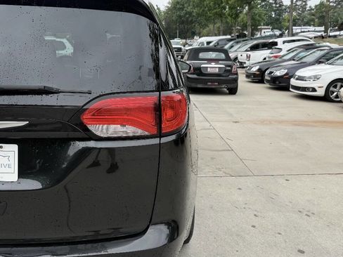 Used 2017 Chrysler Pacifica Touring FWD image 23