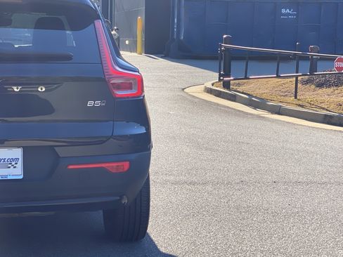 Used 2025 Volvo XC40 B5 Plus image 23