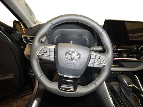 New 2026 Toyota Highlander Platinum image 12