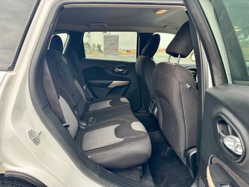 Used 2018 Jeep Cherokee Latitude w/ Altitude Package AWD/4WD image 29