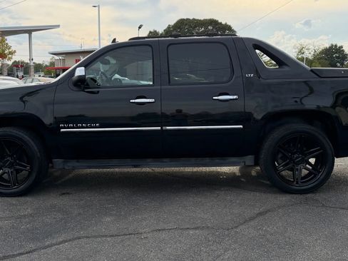 Used 2011 Chevrolet Avalanche LTZ image 2