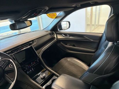 Used 2023 Jeep Grand Cherokee Altitude image 31