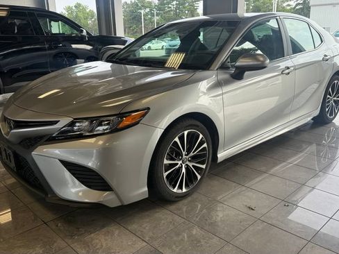 Used 2018 Toyota Camry SE FWD image 2