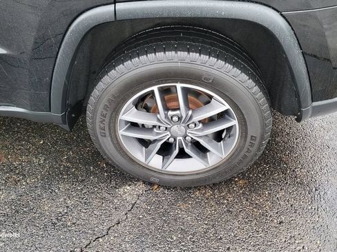 Used 2018 Jeep Grand Cherokee Laredo AWD/4WD image 8