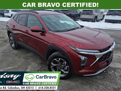 Used 2025 Chevrolet Trax LT w/ LT Convenience Package image 2