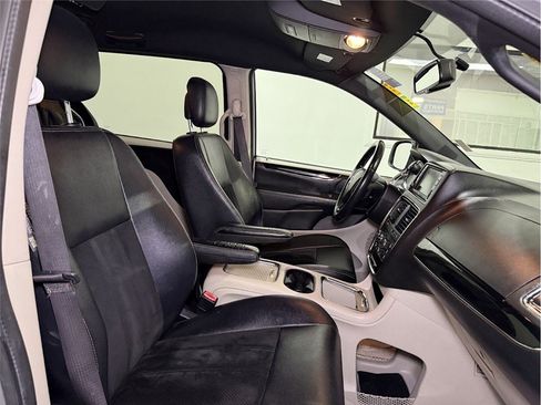 Used 2017 Dodge Grand Caravan SXT image 26