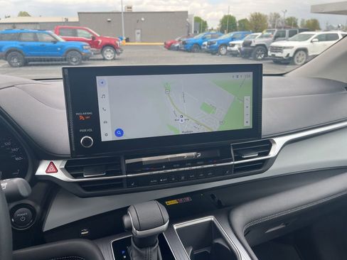 Used 2025 Toyota Sienna XLE FWD image 19