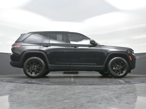 Used 2025 Jeep Grand Cherokee Altitude image 31