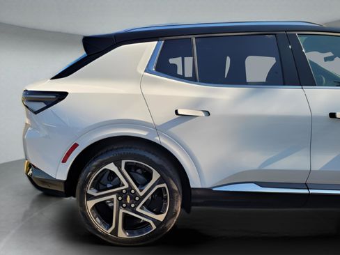 New 2026 Chevrolet Equinox EV LT image 23