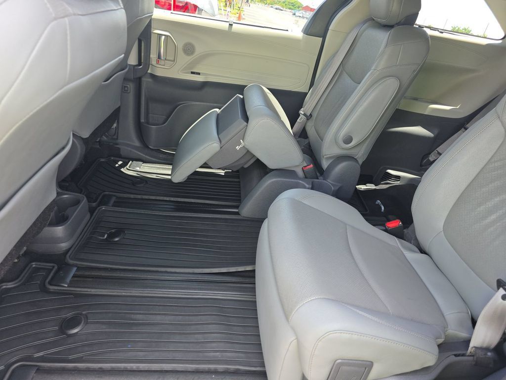 Used 2021 Toyota Sienna Limited FWD image 4
