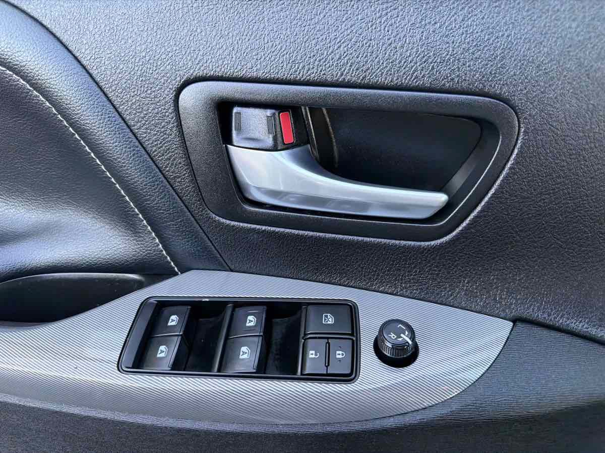 Used 2018 Toyota Sienna SE FWD image 35