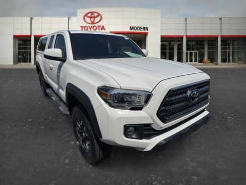 Used 2016 Toyota Tacoma TRD Off-Road w/ Premium & Technology Package AWD/4WD image 3