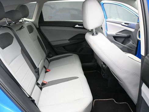 Used 2023 Volkswagen Taos SE w/ Panoramic Sunroof Package AWD/4WD image 19