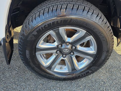 Used 2017 Toyota Tacoma Limited image 18