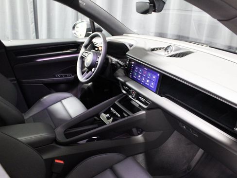 Certified 2025 Porsche Macan Electric image 28