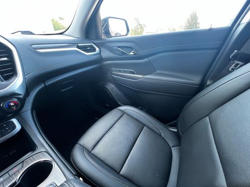 Used 2023 GMC Acadia SLT w/ Preferred Package image 14