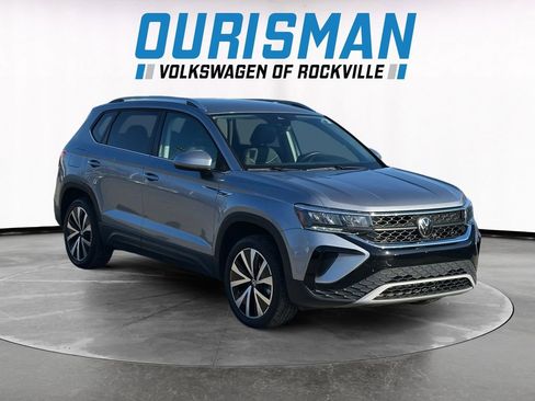 Used 2024 Volkswagen Taos SE image 1