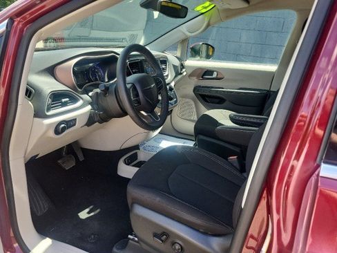 Used 2023 Chrysler Voyager LX FWD image 11
