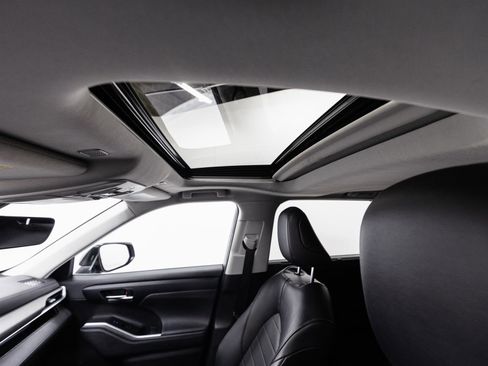 Certified 2023 Toyota Highlander XLE image 5