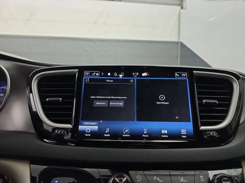 Used 2023 Chrysler Pacifica Touring-L image 26