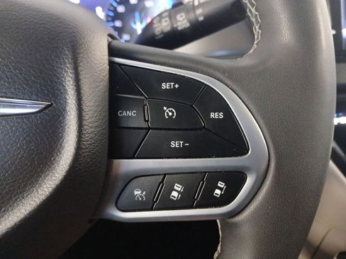 Used 2024 Chrysler Pacifica Touring-L FWD image 13